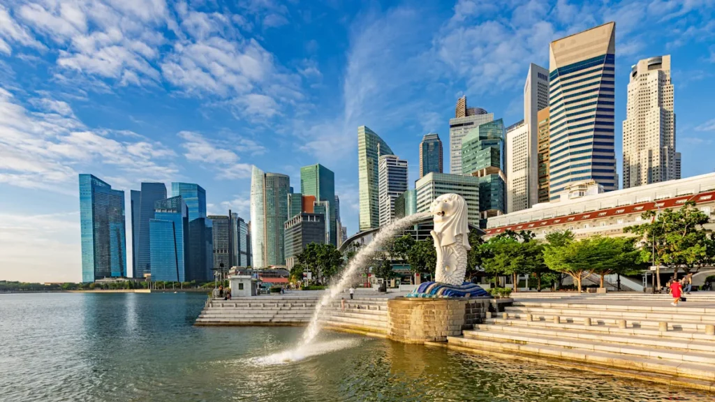 Photo of a lion head fountain in Marina Bay in front of the Singapore skyline