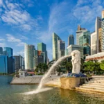 Photo of a lion head fountain in Marina Bay in front of the Singapore skyline